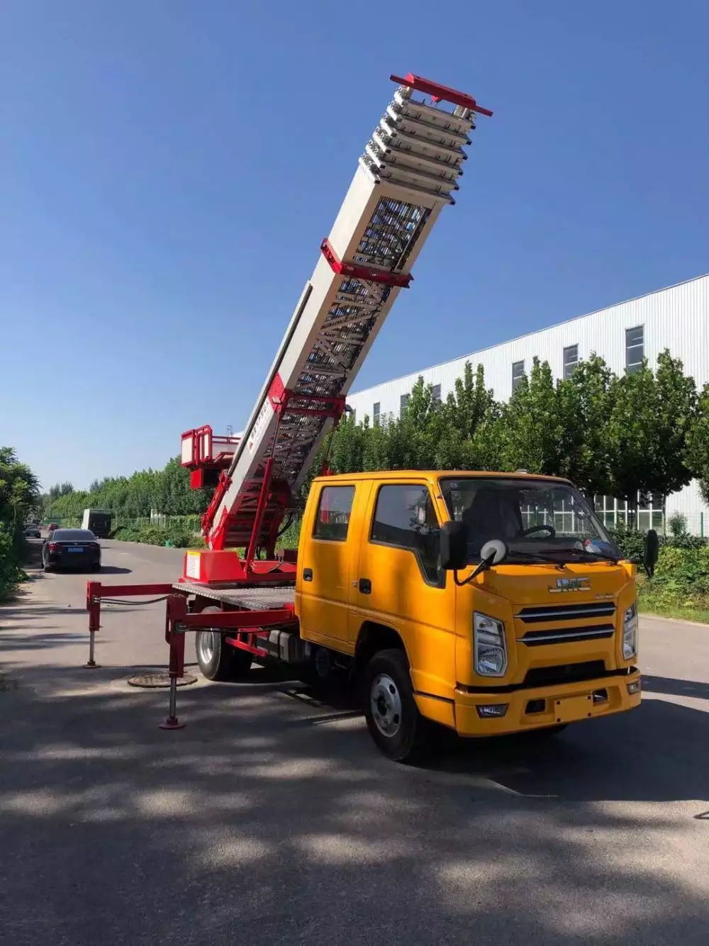 华容附近的云梯车出租服务：轻松解决高空作业需求