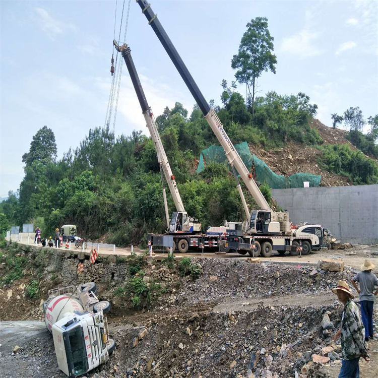 华容汽车掉沟里叫吊车救援要多少钱